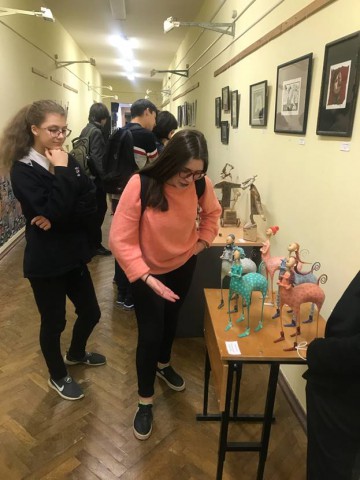 Учащиеся 8 а на выставке работ Марии Косьяненко и Романа Шустрова в школьном музее