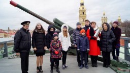 Полуденный выстрел сигнального орудия с Нарышкина бастиона Петропавловской крепости в честь 100-летия школы.