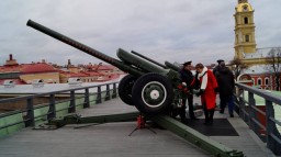 Полуденный выстрел сигнального орудия с Нарышкина бастиона Петропавловской крепости в честь 100-летия школы.
