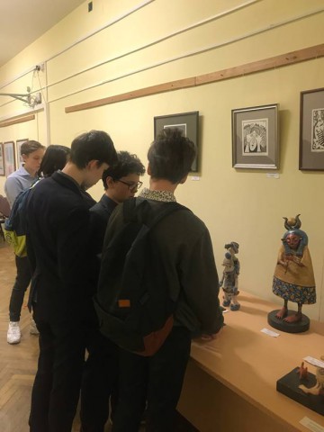 Учащиеся 8 а на выставке работ Марии Косьяненко и Романа Шустрова в школьном музее